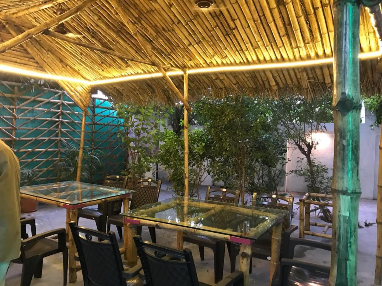 Hotel The Sunaina Varanasi Exterior foto